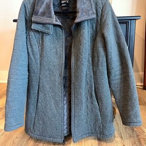 The North Face Size XL Grey. Cotton quilt on the outside, fleece lined.